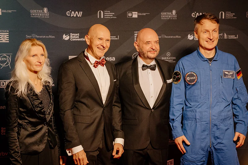Fotowand mit ESA-Astronaut Matthias Maurer und Gästen
