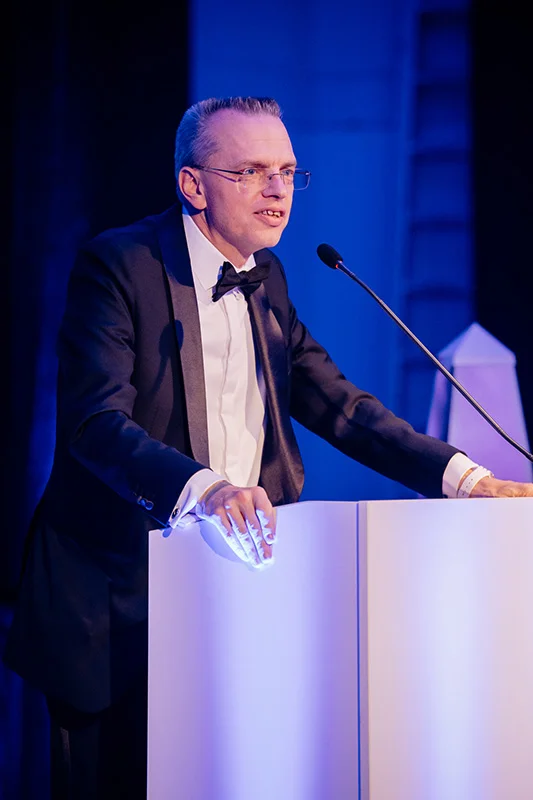 Redner am Pult beim Finale 2025