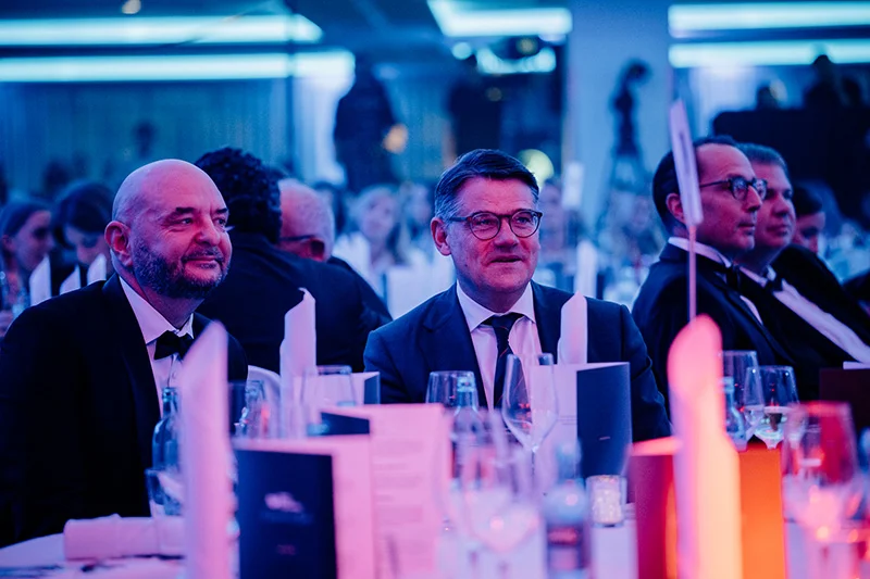 Ministerpräsident Boris Rhein an der Tafel